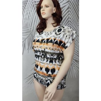   Merész, figyelemfelkeltő fekete, fehér és narancs mintás molett felső 