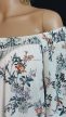 Elegáns és nőies vállakat szabadon hagyó virágmintás felső 