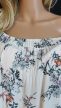Elegáns és nőies vállakat szabadon hagyó virágmintás felső 
