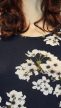 Vero Moda sötétkék virágmintás vékony kötött pulóver 