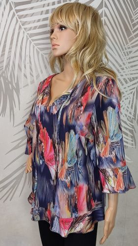 Sötétkék alapon élénk pink, türkiz és narancs árnyalatú mintás női blúz 44-es méretben, könnyed, bő szabással – Curvy Fashion kollekció.