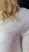 Fehér, hosszú ujjú női felső 48/50-es méretben, apró strasszkövekkel díszítve a mellrészen – Curvy Fashion kollekció.