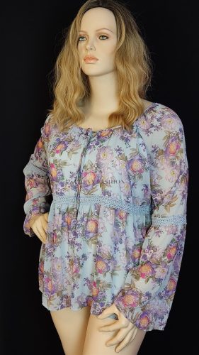 Pasztellkék alapon virágmintás, csipkebetétes női blúz 46-os méretben, hosszú ujjú, megkötős nyakkivágással – Curvy Fashion kollekció.