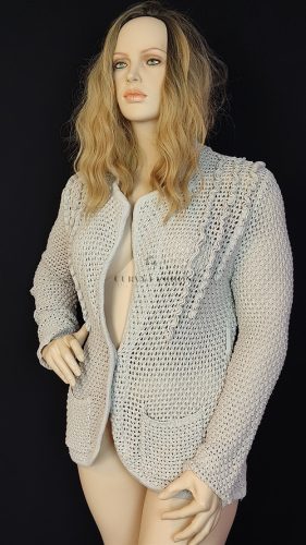 Világosszürke Claire női kötött blézer 46-os méretben, elegáns, zsebes fazonban – Curvy Fashion kollekció.