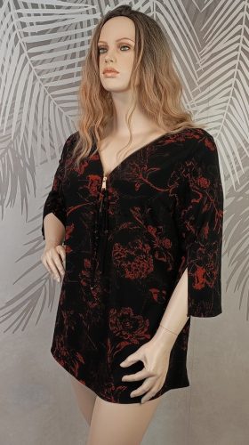 Fekete-piros virágmintás felső 50/52 – Avenue – Curvy Fashion