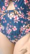 Sötétkék virágmintás kivágott egyrészes fürdőruha – Curvy Fashion 50/52-es méret 